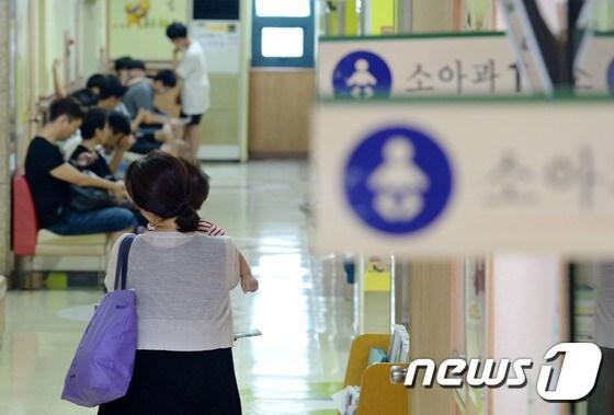 본문 이미지 - 무더위로 인해 에어컨 바람을 많이 쐬 냉방병에 걸려 동네의원을 찾는 환자들이 늘고 있다./뉴스1 ⓒ News1 박세연 기자