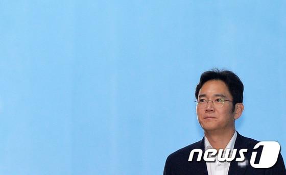 본문 이미지 - 이재용 삼성전자 부회장이 7일 오후 서울 서초구 서울중앙지방법원에서 열린 결심공판을 마치고 법원을 나서고 있다. 박영수 특별검사는 이날 박근혜 전 대통령과 최순실씨 일가에 수백억원의 뇌물을 준 혐의로 이 부회장에게 징역 12년의 중형을 구형했다. 2017.8.7/뉴스1 ⓒ News1 구윤성 기자