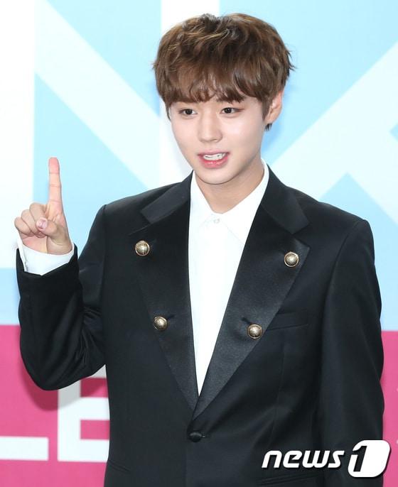 본문 이미지 - 워너원(Wanna One) 박지훈이 7일 오후 서울 구로구 고척돔에서 열린 데뷔 쇼콘(쇼케이스+콘서트) 기자간담회에 참석해 포즈를 취하고 있다. 워너원은 Mnet ‘프로듀스 101 시즌2’에서 결성된 그룹으로 그룹명, 팬클럽 명, 타이틀곡까지 국민 프로듀서 손으로 뽑혔다. 2017.8.7./뉴스1 ⓒ News1 권현진 기자