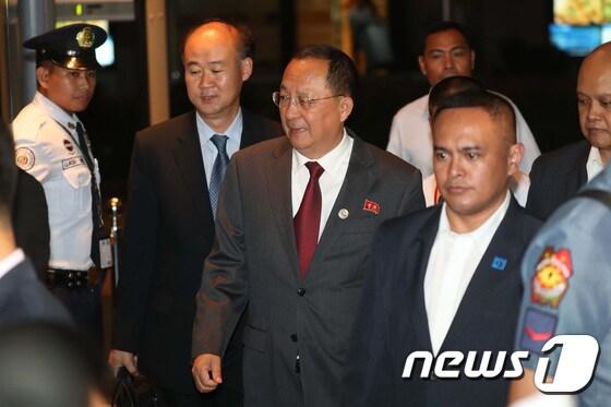 본문 이미지 - 아세안지역안보포럼(ARF) 참석차 필리핀 마닐라를 방문한 리용호 북한 외무상이 7일 오후(현지시간) ARF 회의장을 빠져나와 마닐라 시내의 숙소로 들어가고 있다.. 2017.8.7/뉴스1 ⓒ News1 오대일 기자