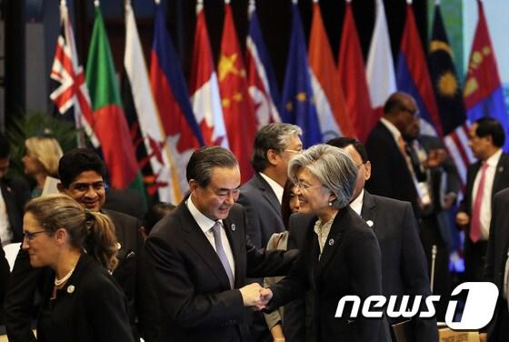 본문 이미지 - 강경화 외교부 장관(오른쪽)과 왕이 중국 외교부장. 2017.8.7/뉴스1 ⓒ News1 오대일 기자