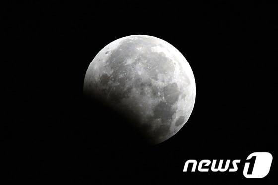 본문 이미지 - 부분월식 현상. 2017.8.8/뉴스1 ⓒ News1 임세영 기자