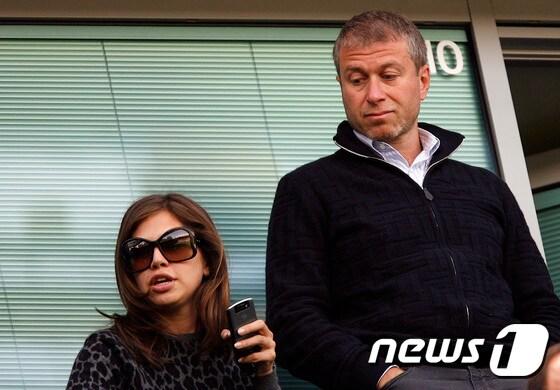 본문 이미지 - 로만 아브라모비치 첼시 구단주(오른쪽)와 다샤 주코바.ⓒ AFP=News1