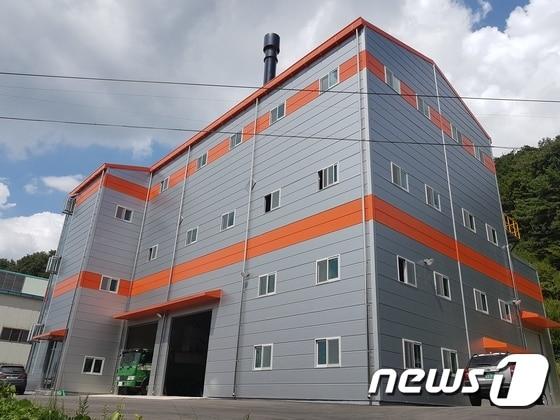 본문 이미지 - 장수군이 설치를 완료한 소각시설.&#40;장수군제공&#41;2017.8.8/뉴스1ⓒ News1