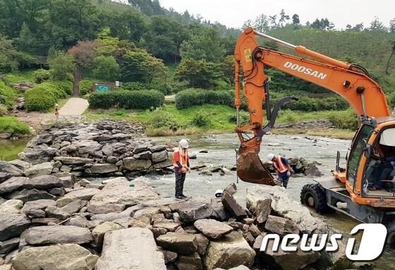 본문 이미지 - 진천군이 8일 집중호우로 상판과 교각이 유실된 농다리 응급복구 작업을 하고 있다.(진천군청 제공)ⓒ News1
