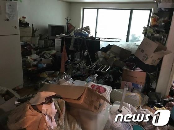 본문 이미지 - 지난 3일 부천 중2동 소재 한 연립주택(25㎡, 방 3개)에 발 디딜 틈조차 없을 정도의 쓰레기로 꽉 차 있다.(사진제공=부천시).2017.08.08. ⓒ News1