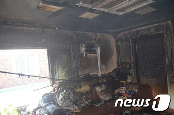 본문 이미지 - 8일 오전 7시10분쯤 경남 창원시 의창구 명서동의 한 주택 2층 에서 불이 나 내부 가재도구가 탔다(창원소방제공)2017.8.8/뉴스1ⓒ News1