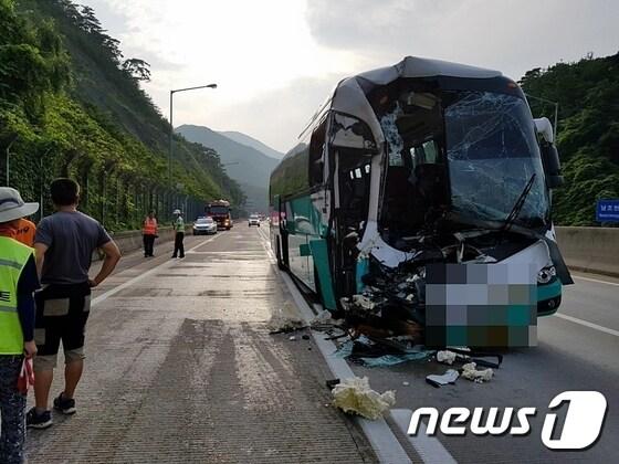 본문 이미지 - 8일 오후 5시3분쯤 충북 단양군 대강면 중앙고속도로 하행선 단양 나들목 인근에서 고속버스가 차선 도색 작업을 하던 화물차를 들이받아 14명이 다쳤다.(단양소방서 제공)ⓒ News1