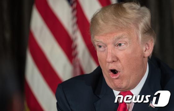 본문 이미지 - 도널드 트럼프 미국 대통령이 8일(현지시간) 휴가지인 뉴저지 주 베드민스터에 있는 자기 소유의 트럼프 내셔널 골프클럽에서 오피오이드 미국 내 남용에 대한 회의에서 북한을 향해 경고 메시지를 보내고 있다. 트럼프 대통령은 이 자리에서 북한이 미국을 위협하면 지금껏 전 세계가 보지 못한 '화염과 분노'에 직면하게 될 것이라고 경고했다. ⓒ AFP=뉴스1 ⓒ News1 우동명 기자