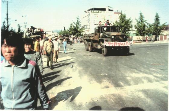 본문 이미지 - 독일 언론인 위르겐 힌츠페터가 찍은 1980년 5월 광주민주화운동 당시 시민군 사진(이재의 제공) ⓒ News1