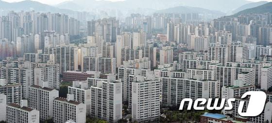 본문 이미지 - 경기도 안양시 평촌 아파트 단지의 모습. 2017.8.9/뉴스1 ⓒ News1 이재명 기자