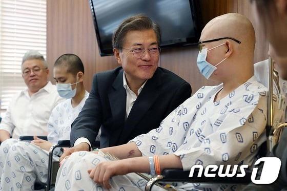 본문 이미지 - 문재인 대통령이 건강보험 보장성 강화정책(문재인케어) 현장방문을 위해 서울 강남구 서울성모병원을 찾아 소아환자들을 격려하고 있다.(청와대)/뉴스1 ⓒ News1 이광호 기자