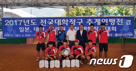 본문 이미지 - 대회를 마친 정구부 선수들이 단체사진 촬영을 하고 있다.ⓒ News1
