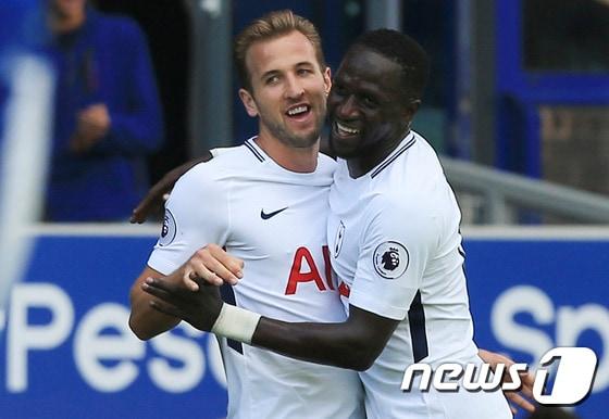 본문 이미지 - 토트넘의 공격수 해리 케인(왼쪽)이 9일(한국시간) 영국 리버풀의 구디슨 파크에서 열린 에버턴과의 2017-18 잉글랜드 프리미어리그 4라운드에서 득점 후 동료 무사 시소코의 축하를 받고 있다. ⓒ AFP=News1