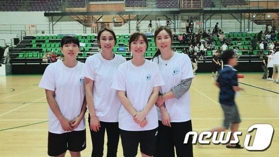 본문 이미지 - 김연경컵 유소년 배구대회에 참석한 김해란(왼쪽부터) 이숙자, 남지연, 김사니가 포즈를 취하고 있다. ⓒ News1