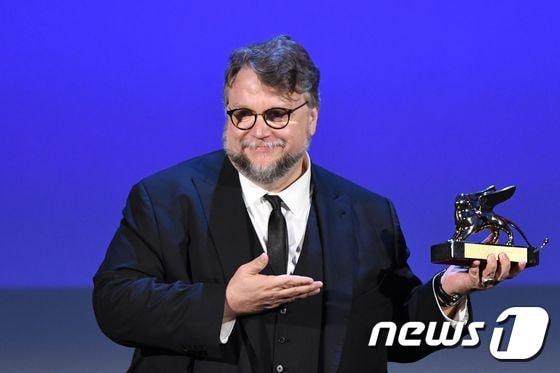 본문 이미지 - 9일 베니스 황금사자상을 수상한 멕시코 감독 길예르모 델 토로 ⓒ AFP=뉴스1