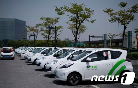 본문 이미지 - 중국 상하이 소재의 공유 전기차 스테이션 ⓒ AFP=뉴스1
