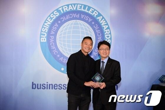 본문 이미지 - 롯데호텔서울 박재홍 총지배인(오른쪽)이 지난 8일 홍콩 콘래드 호텔에서 열린 비즈니스 트래블러 어워드 시상식에 참석해 수상하고 있다.ⓒ News1