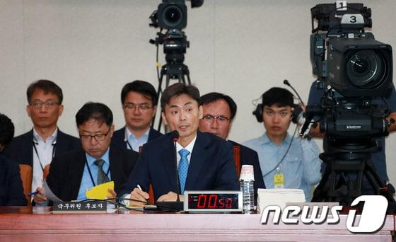 본문 이미지 - 박성진 중소벤처기업부 장관 후보자가 11일 서울 여의도 국회 산업통상자원중소벤처기업위원회 회의실에서 열린 인사 청문회에서 의원들의 질의에 답변하고 있다.  2017.9.11/뉴스1 ⓒ News1 이동원 기자