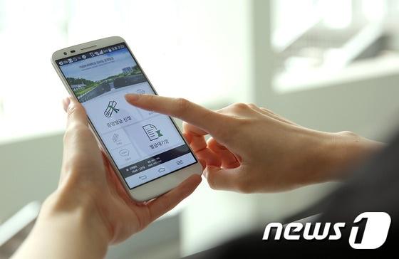 본문 이미지 - 이화여대 모바일 앱에서 증명서 발급을 신청하는 모습(이화여대 제공)ⓒ News1