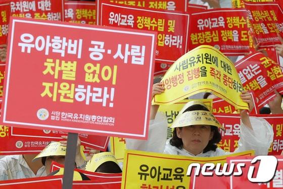 본문 이미지 - 한국유치원총연합회 회원들이 지난 11일 오전 서울 영등포구 여의도 국회 앞 도로에서 열린 '유아교육 평등권 확보와 사립유치원 생존권을 위한 유아교육자 대회'에서 구호를 외치고 있다. /뉴스1 ⓒ News1 민경석 기자