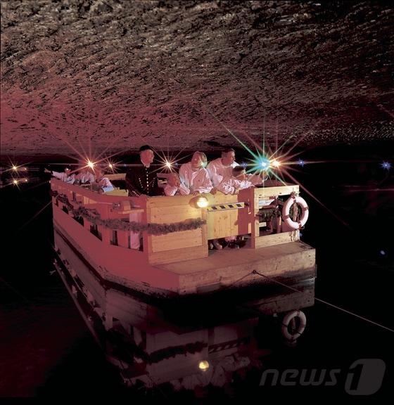 본문 이미지 - 잘츠부르크 할라인 소금광산 내 호수 보트의 모습. 이하 잘츠부르크 관광청 제공 ⓒ News1