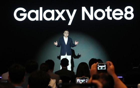 본문 이미지 - 고동진 삼성전자 무선사업부 사장이 지난 12일 오전 서울 서초구 삼성전자 서초사옥에서 열린 &#39;삼성 갤럭시노트8 미디어데이&#39;에서 갤럭시노트8을 공개하고 있다.  ⓒ News1 박지혜 기자