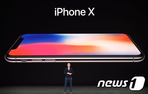 본문 이미지 - 팀 쿡 애플 최고경영자(CEO)가 신제품 발표 공개행사에서  아이폰 X를 선보이고 있다. ⓒ AFP=뉴스1 ⓒ News1 김정한 기자