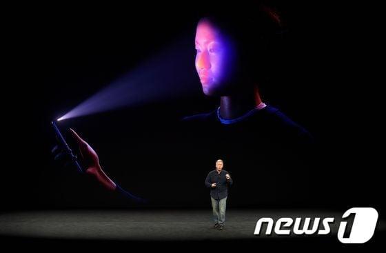 본문 이미지 - 2017년 9월 12일(현지시간) 필립 쉴러 애플 부사장이 전 세계의 관심 속에서 신제품 아이폰 X, 아이폰8, 아이폰 8플러스 등에 적용된 얼굴인식 ID 기능을 소개하고 있다. ⓒ AFP=뉴스1 ⓒ News1 김정한 기자