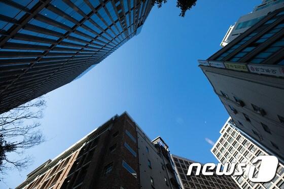 본문 이미지 - 서울 종로구 도심 빌딩들/뉴스1 ⓒ News1 이승배 기자