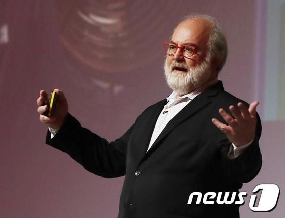본문 이미지 - 미래학자 토마스 프레이(Thomas Frey)가 13일 오전 대전 유성구 대전컨벤션센터(DCC)에서 열린 '2017 아시아 태평양 도시정상회의'(Asia Pacific Cities Summit) 마지막 날에 ‘미래를 해방시키다: 다가오는 붕괴와 기회의 물결에 대비하기’라는 제목으로 기조연설을 하고 있다.ⓒ News1