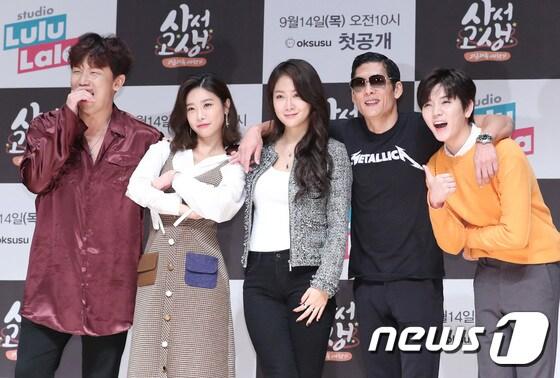 본문 이미지 - 가수 정기고(왼쪽부터), 소진, 소유, 박준형, 최민기가 13일 오후 서울 마포구 상암동 JTBC에서 열린 크로스미디어 예능 프로그램 ’자급자족 여행기-사서고생’(작가 박지은/연출 김학준) 제작발표회에 참석해 포즈를 취하고 있다. 2017.9.13./뉴스1 ⓒ News1 권현진 기자