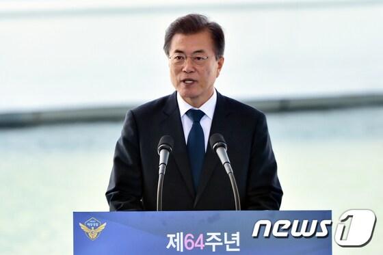 본문 이미지 - 문재인 대통령.(인천해경 제공) 2017.9.13/뉴스1 ⓒ News1 성동훈 기자