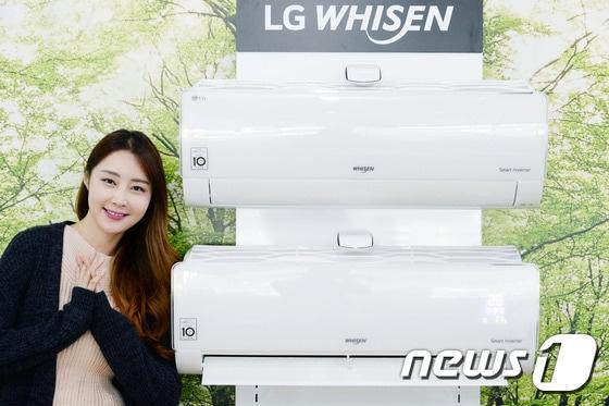 본문 이미지 - LG전자가 14일 출시한 LG 휘센 벽걸이 에어컨 신제품(모델명: S-W072PS1W).(LG전자 제공) ⓒ News1