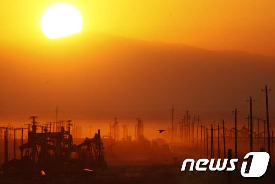 본문 이미지 - 미국 캘리포니아 몬터레이의 셰일 시추 현장. ⓒ AFP=뉴스1