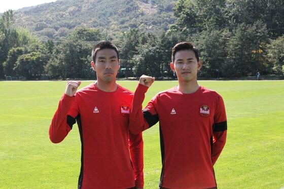 본문 이미지 - 군복무를 마치고 FC서울로 복귀한 이웅희(오른쪽)와 박희성. (FC서울 제공) ⓒ News1