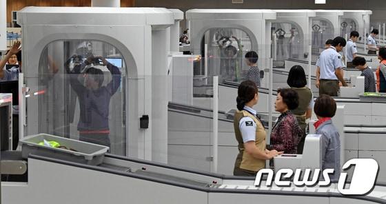 본문 이미지 - 공항 전신검색대(사진은 기사 내용과 무관함) /뉴스1 ⓒ News1 오대일 기자