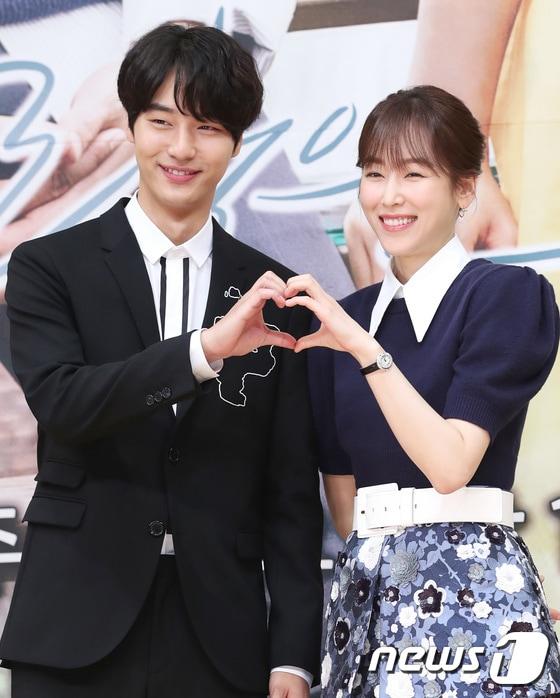 본문 이미지 - 배우 양세종, 서현진(오른쪽)이 14일 오후 서울 목동SBS에서 열린 월화드라마 ‘사랑의 온도’ 제작발표회에 참석해 포즈를 취하고 있다. 2017.9.14./뉴스1 ⓒ News1 권현진 기자