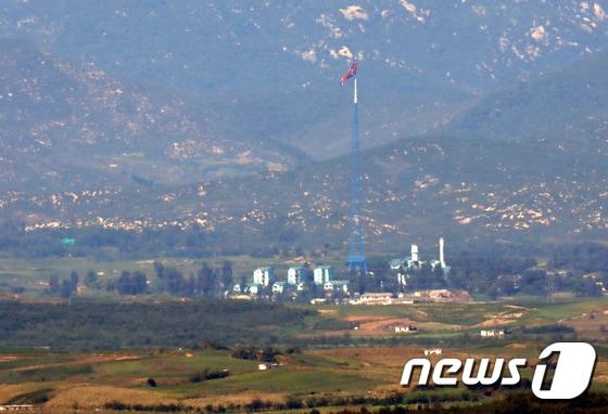 본문 이미지 - 경기 파주 오두산전망대에서 바라본 북한 황해북도 개풍군 기정동 마을. 2017.9.14 ⓒ 뉴스1 민경석 기자