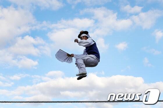 본문 이미지 - 서울 종로구 창경궁에서 열린 2017 궁궐 공개 행사 '남사당놀이'에서 권원태 명인이 줄타기 공연을 펼치고 있다. 2017.9.16/뉴스1 ⓒ News1 임세영 기자