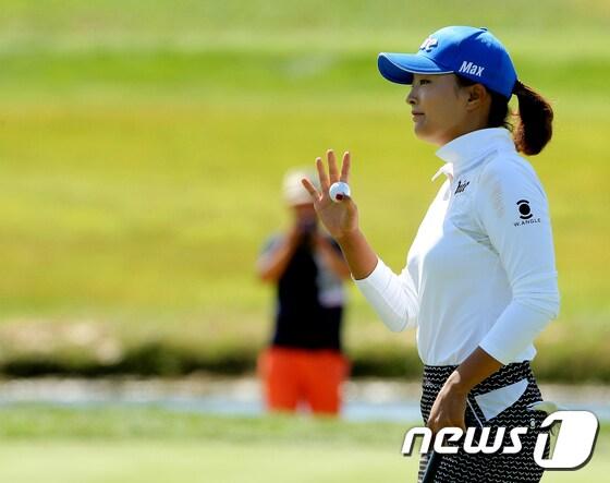 본문 이미지 - 고진영이 17일 인천 중구 스카이 72에서 열린 &#39;BMW 레이디스 챔피언십 2017&#39; 마지막 라운드에서 갤러리들의 환호에 답하고 있다. &#40;BMW 그룹 코리아 제공&#41; 2017.9.17/뉴스1 ⓒ News1