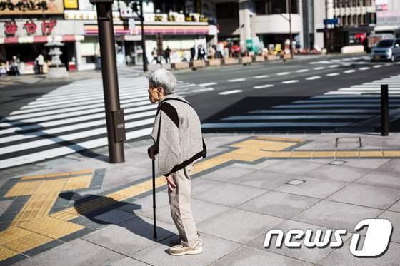 본문 이미지 - 일본 도쿄 거리의 한 노인.(자료사진) ⓒ AFP=뉴스1