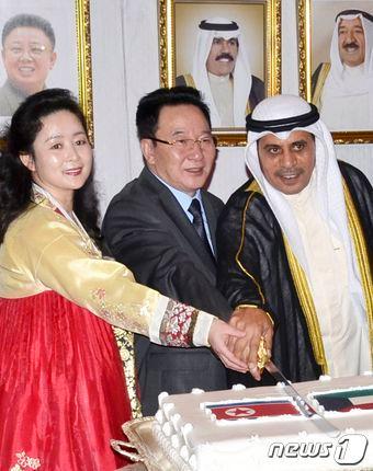 본문 이미지 - 쿠웨이트는 17일(현지시간) 북한과의 외교관계를 격하하고 자국 주재 북한 대사에게 한 달 내 떠날 것을 통보했다고 밝혔다, 사진은 지 난9월7일 쿠웨이트 주재 북한 대사 부부가 쿠웨이트시티에서 북한 국경일 기념식 연회에 참석한 모습이다. ⓒ AFP=뉴스1 ⓒ News1 우동명 기자