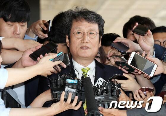 본문 이미지 - 이명박 정부 당시 블랙리스트 명단에 오른 것으로 알려진 배우 문성근이 18일 오전 블랙리스트 피해자로 조사를 받기위해 참고인 신분으로 서초구 서울중앙지방검찰청으로 출석하고 있다. 2017.9.18/뉴스1 ⓒ News1 박세연 기자