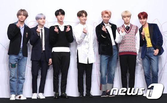 본문 이미지 - 그룹 방탄소년단이 18일 오후 서울 중구 소공동 롯데호텔에서 열린 ‘LOVE YOURSELF 承 ‘Her'’ 발매기념 기자간담회에 참석해 포즈를 취하고 있다. 왼쪽부터 뷔, 슈가, 진, 정국, 랩몬스터, 지민, 제이홉. 2017.8.18./뉴스1 ⓒ News1 권현진 기자