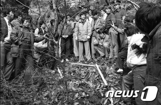 본문 이미지 - 1988년 국회에서 구성된 5·18 진상조사특별위원회가 1989년 1월 14일 광주시 동구 주남마을을 찾아 현장검증을 벌이고 있다. (광주일보 제공) 2017.9.18 /뉴스1 