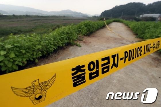 본문 이미지 - 19일 오전 6시47분쯤 충북 청주시 흥덕구 옥산면 장남천 둑 인근 밭에서 20~30대로 추정되는 여성이 알몸인 상태로 숨진 채 발견돼 경찰이 타살에 무게를 두고 수사를 벌이고 있다. 폴리스라인이 너머로 여성이 숨진 현장이 보이고 있다.2017.09.19/뉴스1 ⓒ News1 김용빈 기자