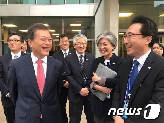 본문 이미지 - 2017년 9월 19일 문재인 대통령이 18일 (현지시간) 미국 뉴욕 유엔에서 안토니오 구테헤스 유엔 사무총장과 면담 후 강경화 외교부 장관과 박수현 대변인(오른쪽) 등과 대화를 나누며 웃고 있다.  (청와대 페이스북 갈무리) ⓒ News1 