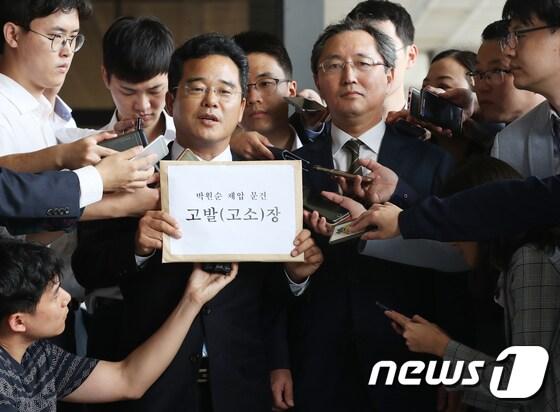 본문 이미지 - 박원순 서울시장과 서울시 변호인 민병덕, 한택근 변호사. 2017.9.19/뉴스1 ⓒ News1 송원영 기자