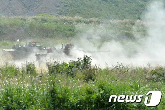 본문 이미지 - 경북 포항시 남구 장기면의 해병대 1사단 수성사격장에서 전차부대가 사격훈련을 하는 모습.(뉴스1 자료, 재판매 및 DB금지) 최창호 기자